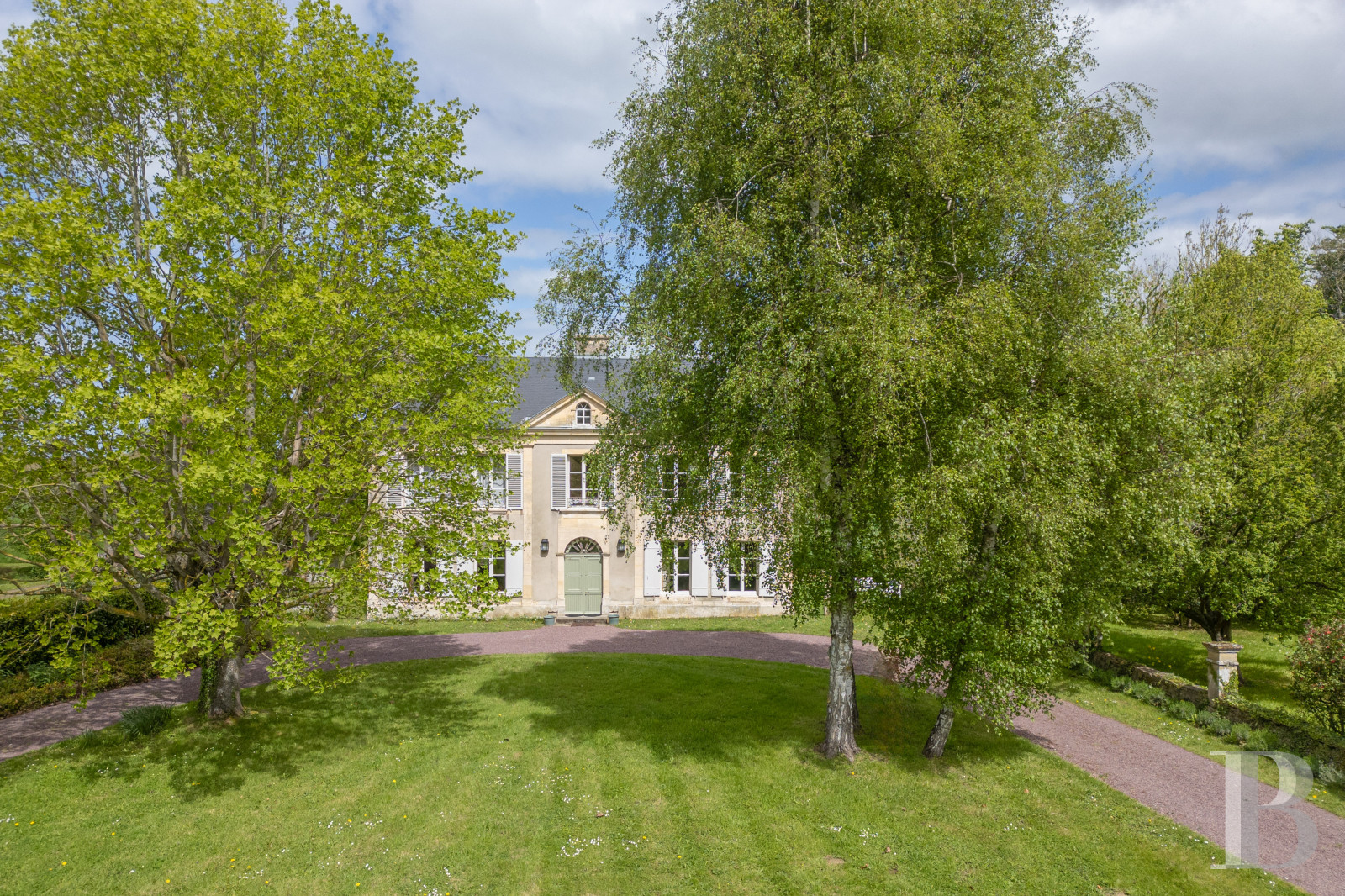 A 19th-century house bordered by a moat, in the Pays d'Auge region, in Normandy  - photo  n°1